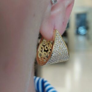 Brinco com decoração de Strass Dourado