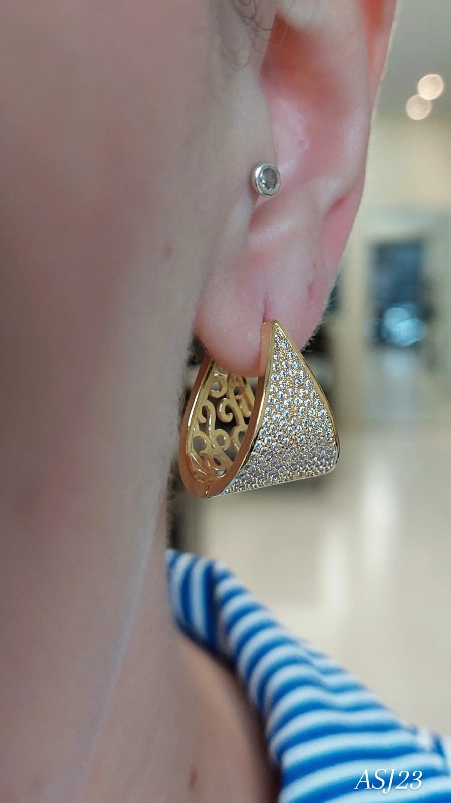 Brinco com decoração de Strass Dourado